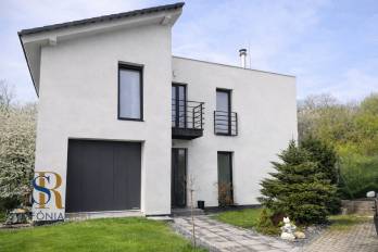 Presvetlený moderný rodinný dom pod Malými Karpatmi | Dubová