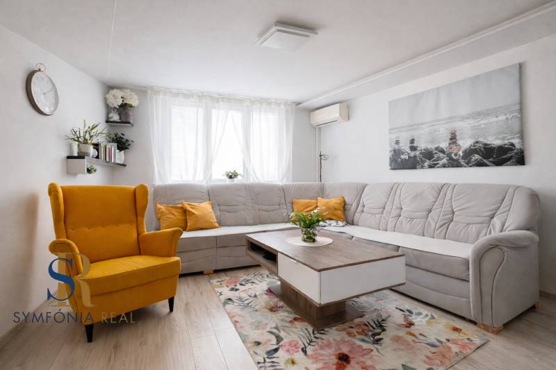 Obývačka s moderným nábytkom a dekoráciami.png