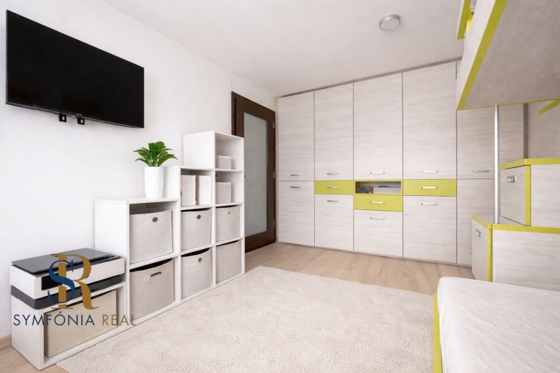Minimalist detská izba s moderným nábytkom.png