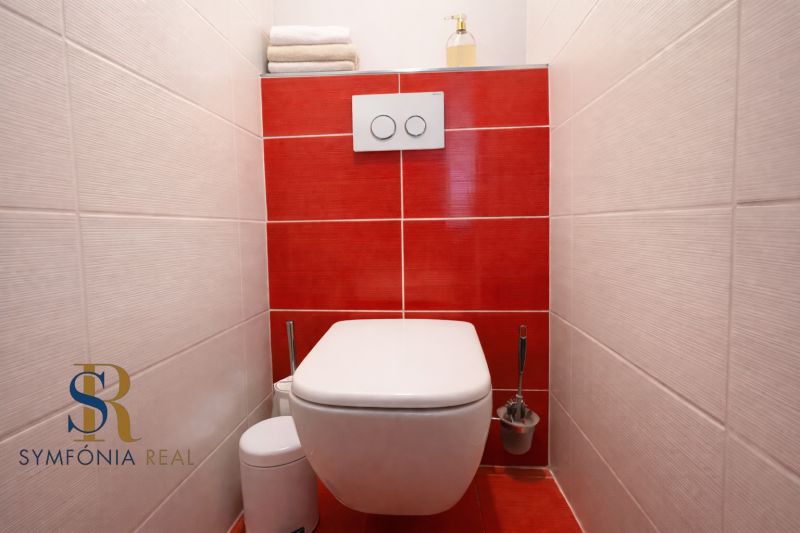 Modern kúpeľňa s červenými obkladmi.png