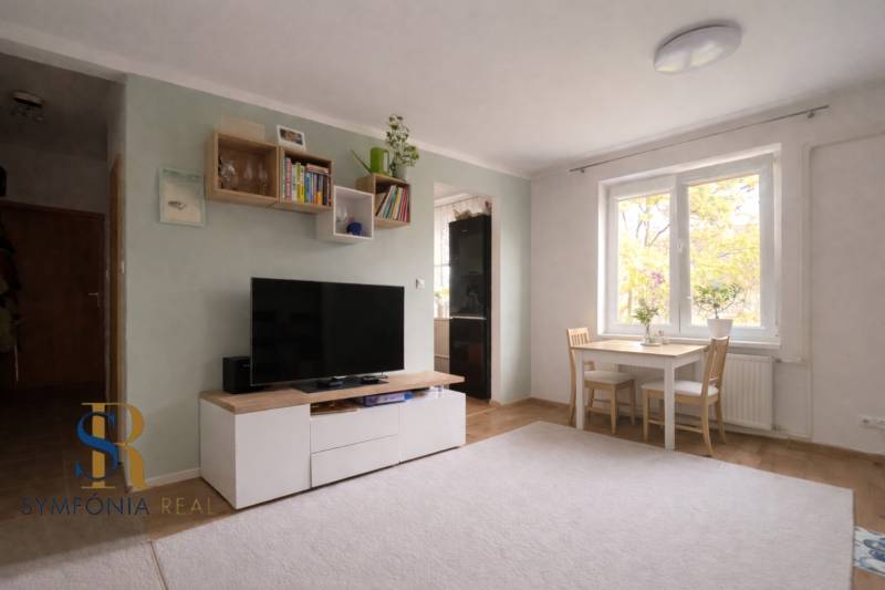 Svetlý obývací priestor s jedálenským kútom.png