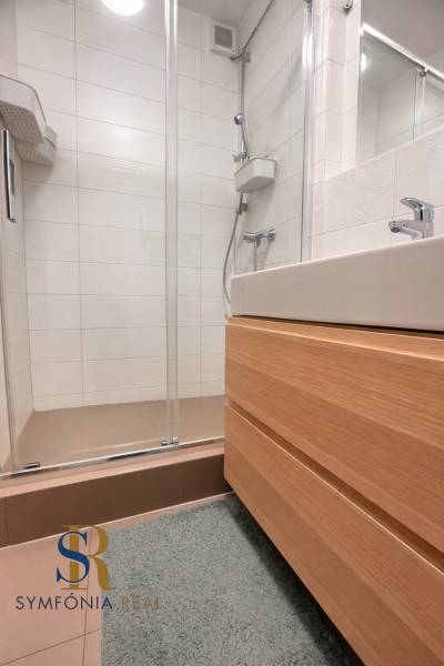 Kúpeľňa s moderným sprchovacím kútom.png