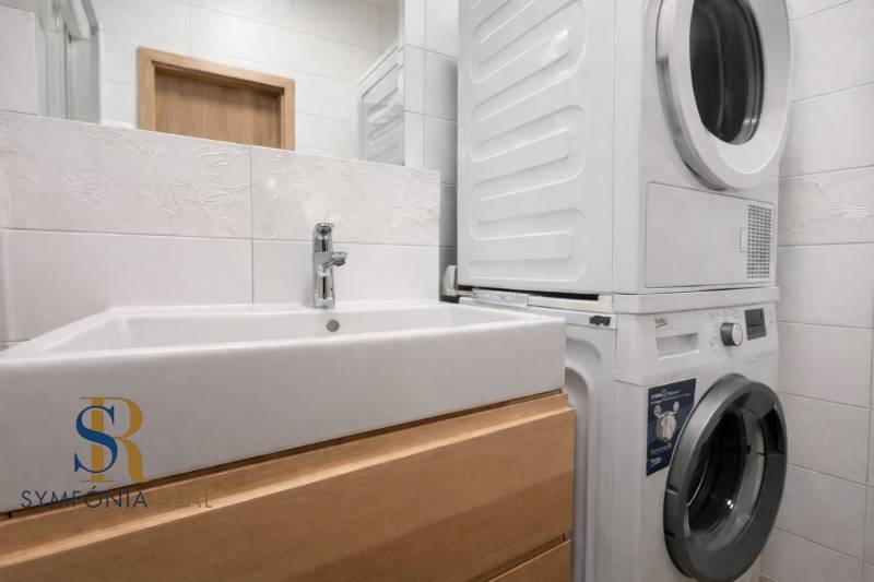 Modern kúpeľňa s drevenou komodou.png