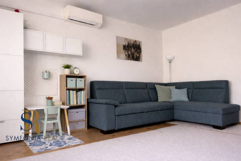 Moderný obývací priestor pre rodinu.png