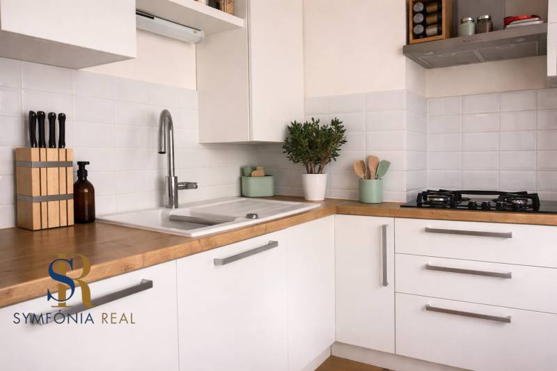 Moderna kuchyňa s drevenými detailmi.png