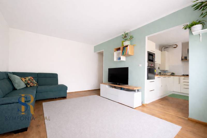 Súčasná obývačka s moderným kuchynským priestorom.png