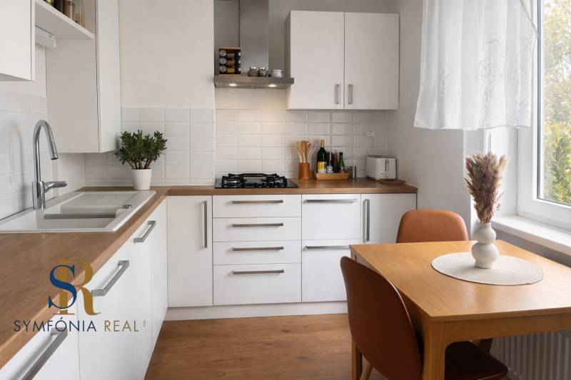 Moderná kuchyňa s drevenými detailmi.png