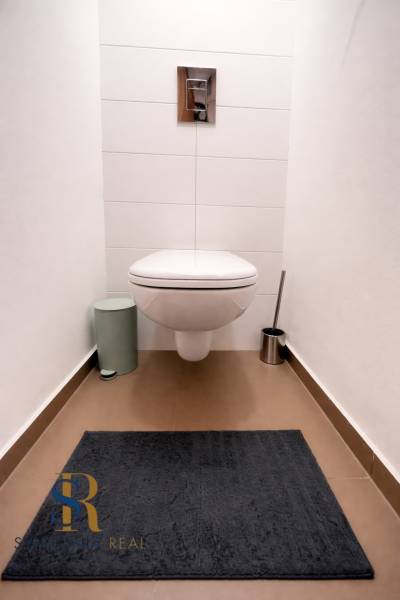 Minimalistná kúpeľňa s toaletou.png