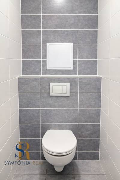 Moderná kúpeľňa s bielym WC.png