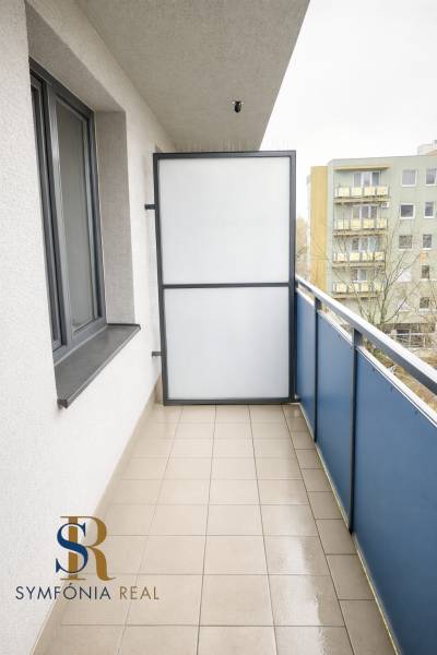 Balkón s mrazivým skleneným paravánom.png