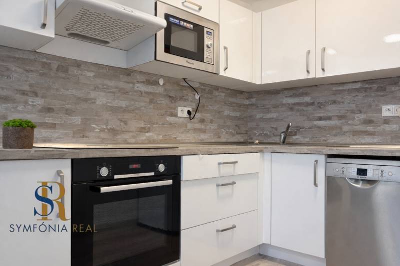 Moderná kuchyňa s bielymi skrinkami.png