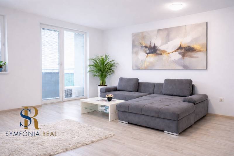 Moderná obývačka s abstraktným obrazom.png