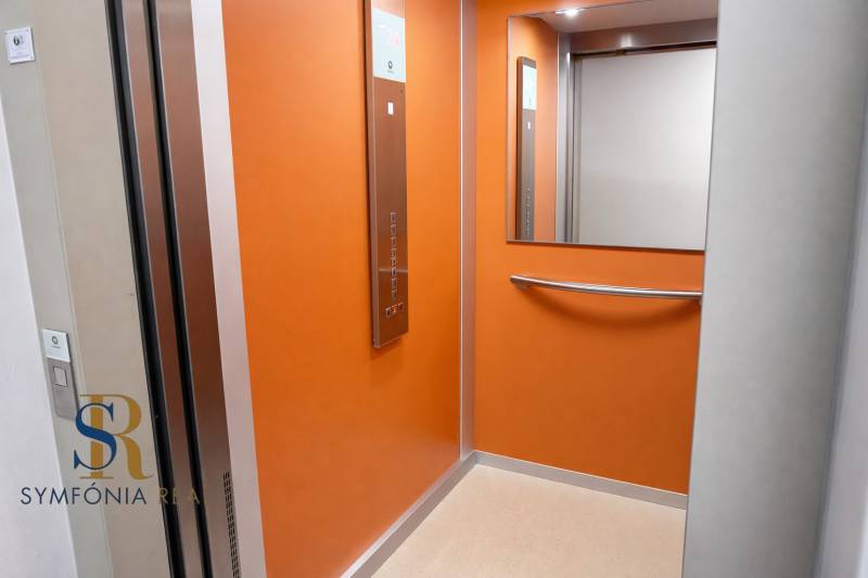 Vnútorný priestor výťahu s detailmi.png