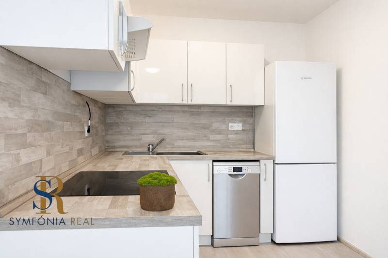 Moderná kuchyňa s prírodnými detailmi.png