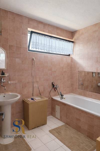 Kúpeľňa s jemným osvetlením.png